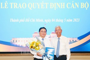 阮陈平（左）同志出任第十一郡人委会主席。（图：市党部新闻网）