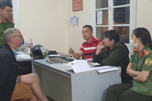 警方向杀人嫌犯（黑衣）录取口供。（图：警方提供）