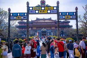 游客参观顺化古都遗迹。（图：互联网）