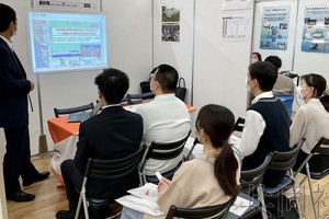 学生等参加日本原子能产业协会在东京举行的联合企业说明会。摄于2022年10月。（图：共同社）