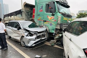 图为假日期间发生在河内环市3路的一起交通事故。（图：阮享）