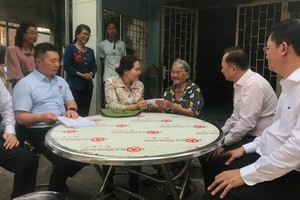 市人民议会主席阮氏丽探访平政县范文二乡受环市三路项目影响房屋和土地要全部清拆的民户。
