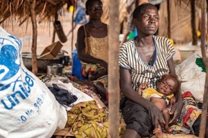 刚果民主共和国坦噶尼喀省的一名妇女与她严重营养不良的孩子。（图：UNICEF）