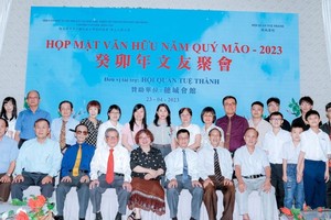 老中青三代文友合影。