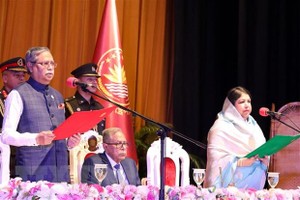 4月24日，在孟加拉国达卡，孟加拉国新总统穆罕默德·谢哈布丁·楚普（左）出席就职仪式。（图：越通社）