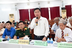 郡越南祖国阵线委员会主席黎晋才会上致辞。