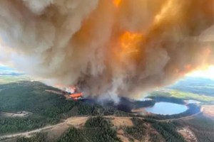 反常的炎热干燥多风天气导致加拿大西部山火爆发。（图：Global News）