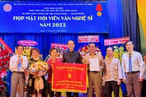 市各民族文学艺术协会荣获市人委会颁赠杰出锦旗。