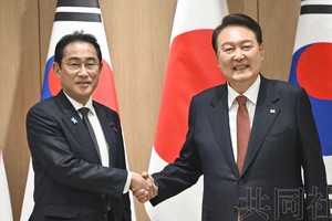 5月7日，日本首相岸田文雄（左）与韩国总统尹锡悦会谈时握手。（图：共同社）