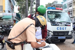 处理学生违反交规。