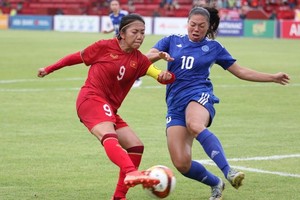 两国球队争球。（图源：互联网）