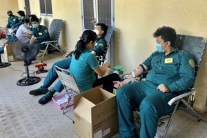 民兵热情参加捐血。