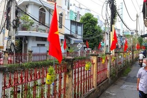 富润郡第四坊铁路沿线旗帜、鲜花绚丽多彩。