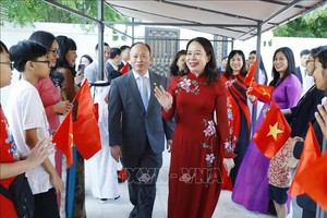 国家副主席武氏映春看望越南驻卡塔尔大使馆。（图：越通社）