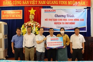 《西贡解放报》与读者为学生捐赠2.2吨大米