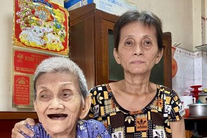 徐娇（右）与母亲徐氏芬。