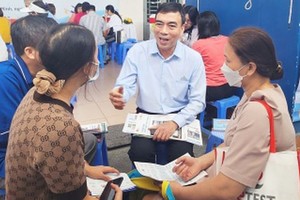 市人文社会科学大学副校长范晋夏向学生家长提供咨询资讯。