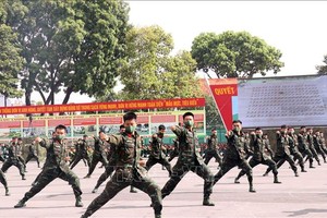 武装力量战士表演徒手功夫。