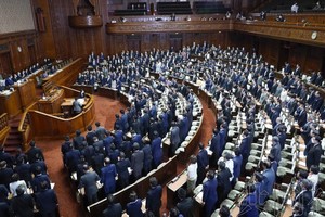 5月9日下午，日本众院全体会议凭借执政党等多数赞成表决通过了《出入境管理及难民认定法》。（图：共同社）