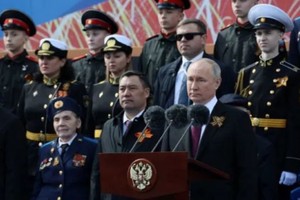 俄罗斯总统普京在胜利日红场阅兵上发表讲话。（图：互联网）