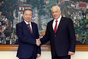 公安部长苏霖（左）与巴勒斯坦内政部长齐亚德少将。（图：越通社）