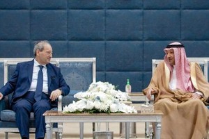 图为2023年4月12日，叙利亚外交部长费萨尔·梅格达德与沙特外长在吉达会面。（图：AFP）