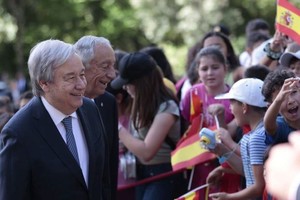 联合国秘书长古特雷斯因其广泛而长期致力于社会承诺的职业生涯而获得西班牙费利佩六世国王颁发的卡洛斯五世欧洲奖。（图：联合国）