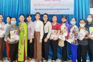 第五郡妇联会向妇女免费送学珠绣手艺班的材料及布料。