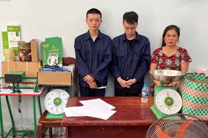 被抓获的三名毒贩嫌疑人。