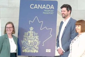 弗雷泽部长、古尔德部长以及国会议员拉隆德为新版护照揭幕。（图：互联网）