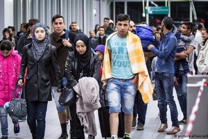 难民抵达杜塞尔夫多夫机场火车站。（图：DW）