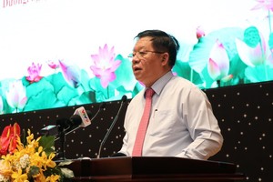 中央宣教部部长阮仲义在会议上发表讲话。（图：草阮）