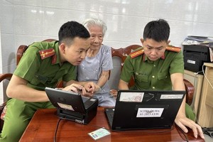 公安上门为高龄人签发身份证