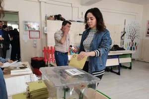 5月14日，在土耳其安卡拉，民众在一处投票站参加投票。（图：新华社）