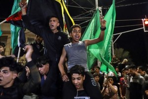 巴勒斯坦人在加沙城街头庆祝停火协议达成。（图：新华社）