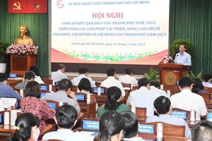 市人委会主席潘文迈在公布2022年本市厅、部门、郡县竞争能力指数的会议上致词。