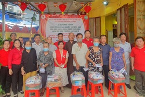 贫困老病人得到诊治病及领取礼物时非常开心、感激不尽。