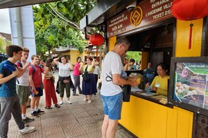 美国旅游团前来购票参观会安古埠。（图：阮强）