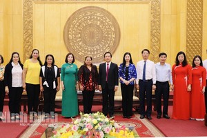 古巴妇女联合会高级代表团与宁平省领导合影留念。（图：宁平报）