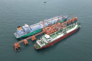 图为液化天然气运输船靠泊接收站码头。（图：视频截图）