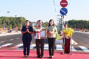 平福省领导向捐地修路的阮友待大伯（右二）转交政府总理颁授的奖状。（图：平福在线）