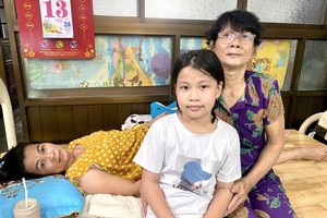 左起：黄玉燕和女儿与母亲。