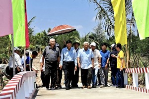 陈适组长（左）与地方政府和父老乡亲出席巧叶桥落成典礼。