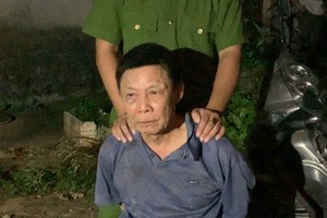 持刀刺伤交警的酒驾歹徒被当场制服。（图：VOV）