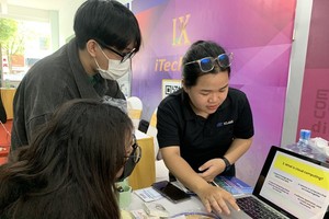 大学生在就业盛会主动寻找工作机会。