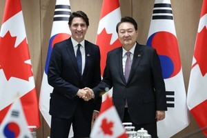 5月17日，在首尔龙山总统府，韩国总统尹锡悦（右）和加拿大总理贾斯廷·特鲁多举行会谈。（图：韩联社）