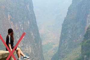 地方政府已禁止游客在某院子边缘打卡。