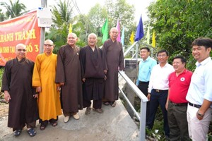 地方政府与赞助单位在「龙光桥」合影。