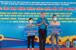 宝元有限责任公司员工阮青海（右一）获得平新郡劳动联团赠送“工人之家”。