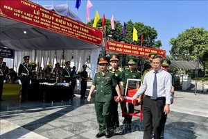 追悼安葬在老挝牺牲烈士骸骨